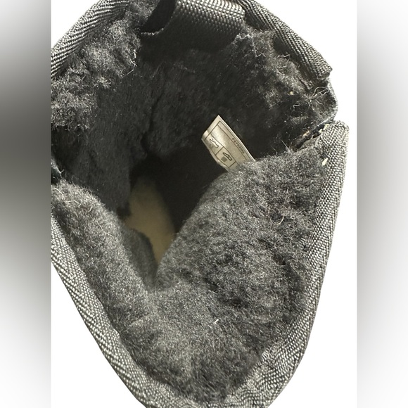 Black UGG boots with zipper on the side size 9 B9 - Picture 5 of 8